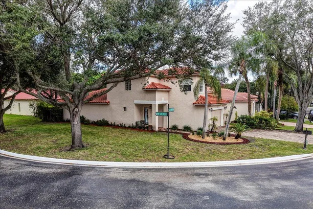 a view of a house with a yard
