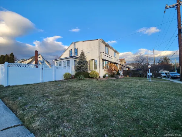 a view of a front of house with a yard