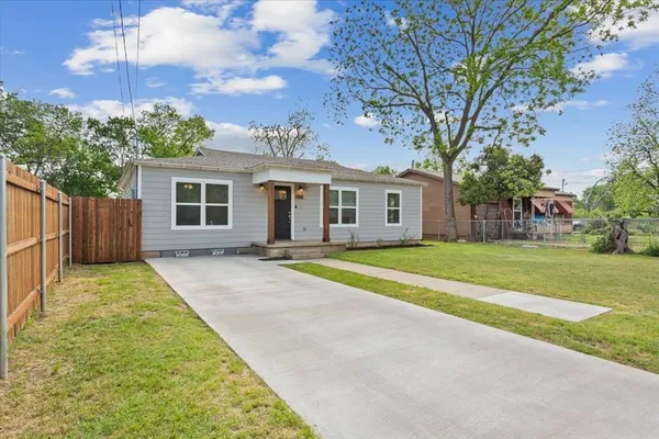a view of a house with a backyard