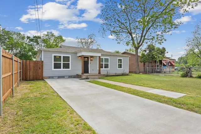 a view of a house with a backyard
