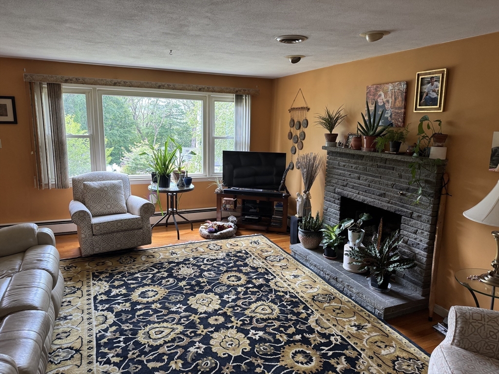 17 Maplewood Road Worcester, MA 01602 - Photo 2 of 26