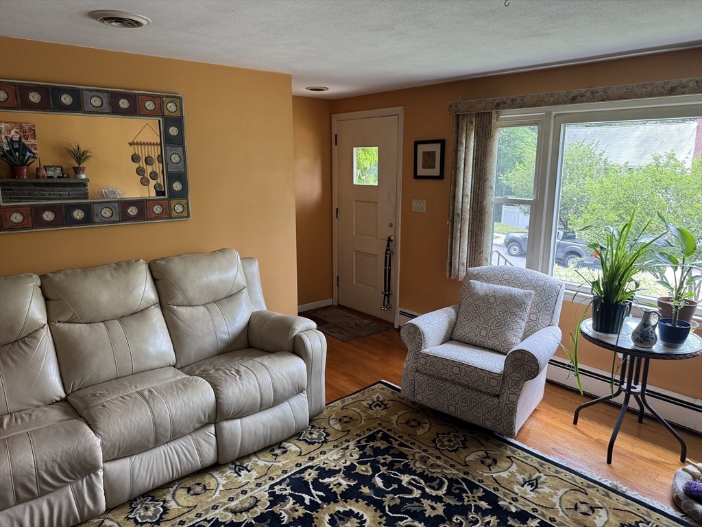 17 Maplewood Road Worcester, MA 01602 - Photo 3 of 26