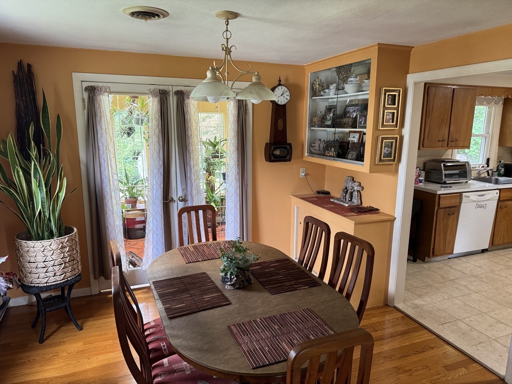 17 Maplewood Road Worcester, MA 01602 - Photo 5 of 26