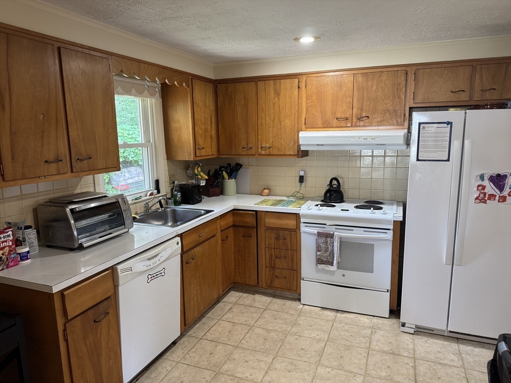 17 Maplewood Road Worcester, MA 01602 - Photo 7 of 26