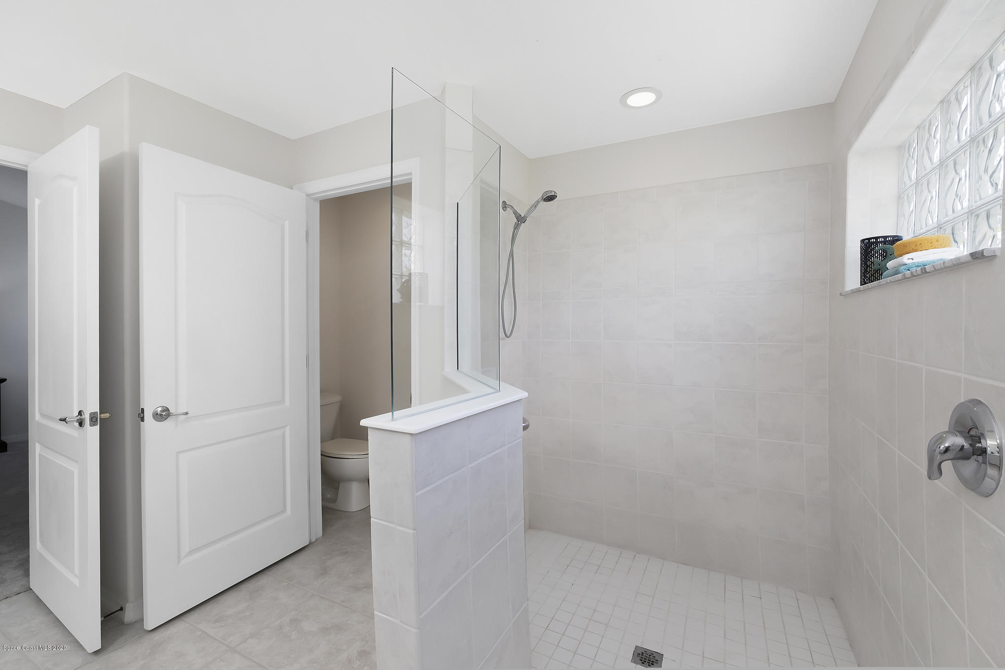 3652 Shawnee Lane Melbourne, FL 32901 - Photo 18 of 34 a bathroom with a bathtub