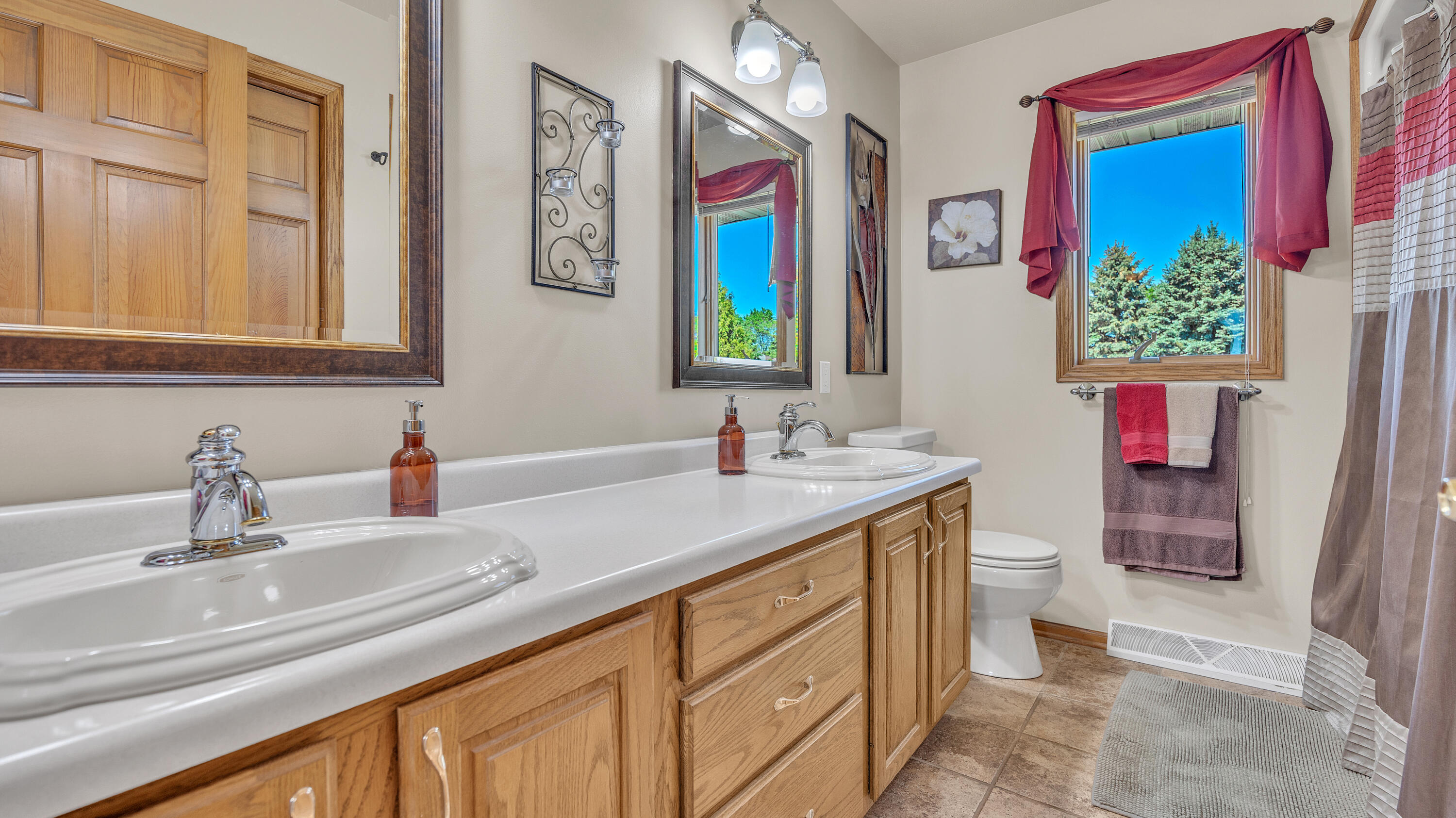 5118 Moenning Road Sheboygan, WI 53081 - Photo 17 of 42 Primary Bathroom