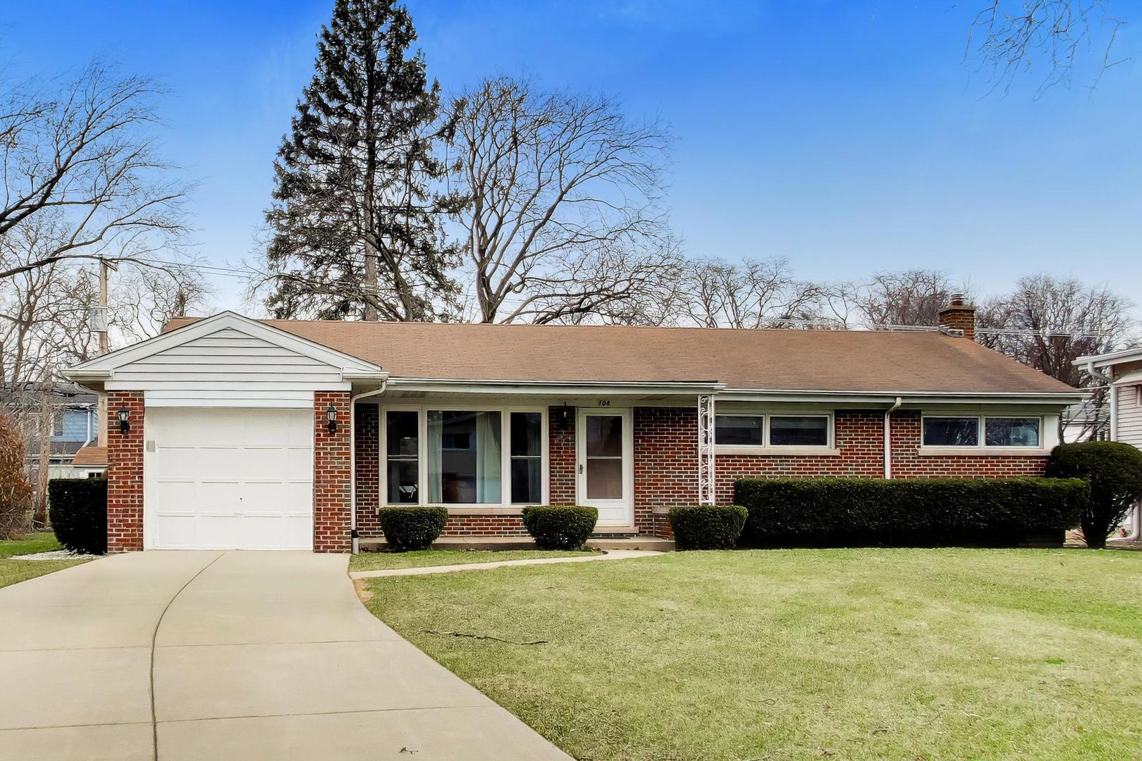 108 West Sunset Road Mount Prospect, IL 60056 - Photo 3 of 40 a front view of a house with a garden