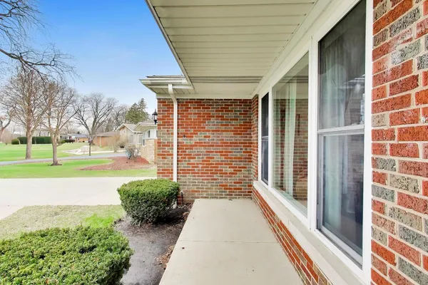 $539,000 | 108 West Sunset Road, Mount Prospect, IL 60056