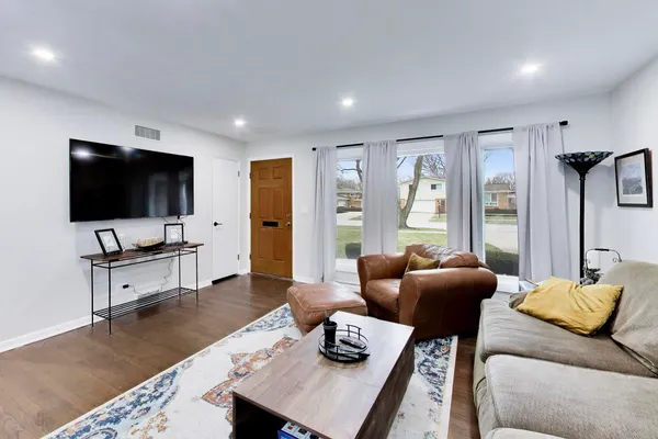 $539,000 | 108 West Sunset Road, Mount Prospect, IL 60056