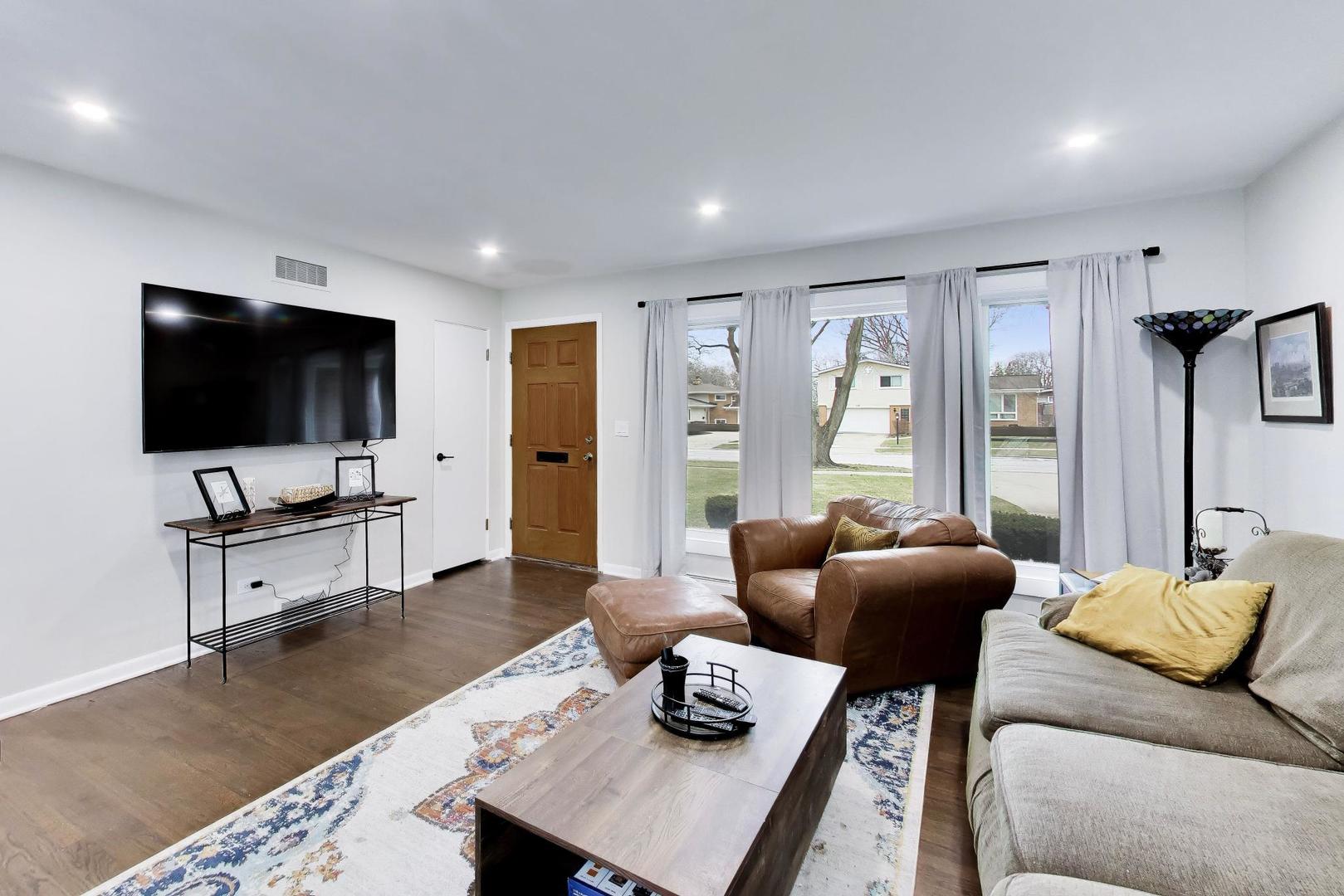 108 West Sunset Road Mount Prospect, IL 60056 - Photo 7 of 40 a living room with furniture and a flat screen tv