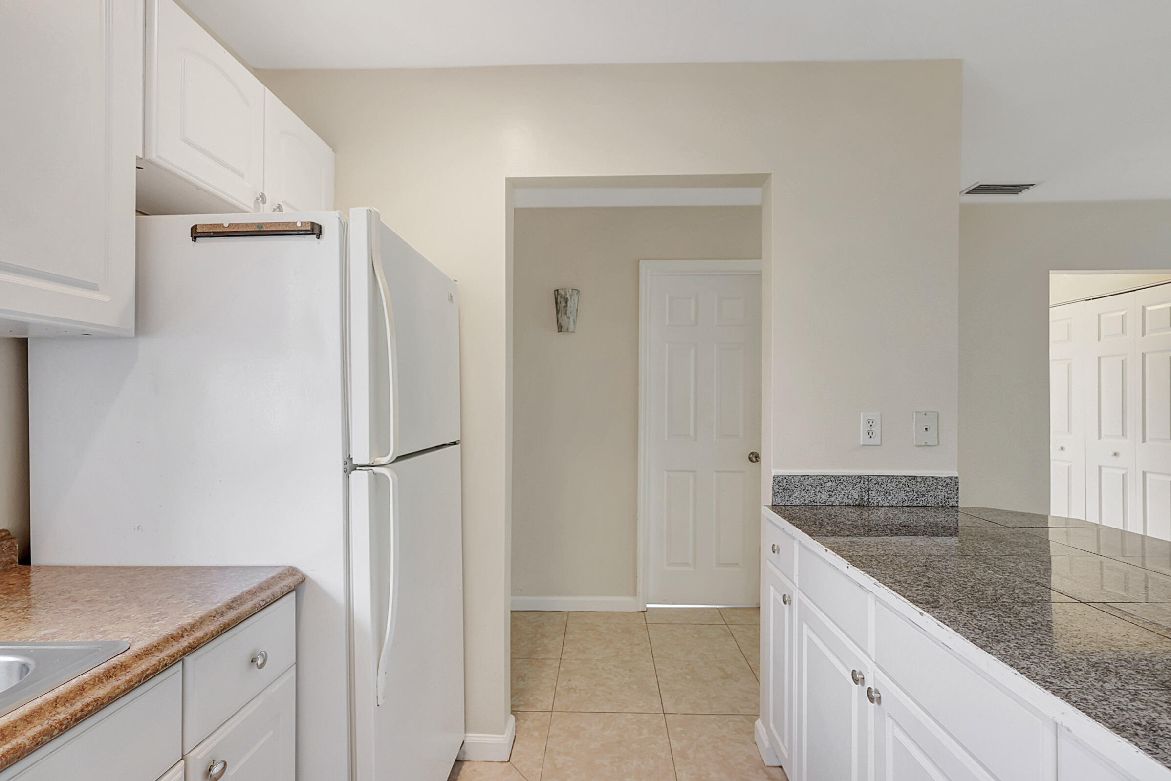 4669-4667 Southeast Salvatori Road Stuart, FL 34997 - Photo 37 of 52 Large Breakfast Island