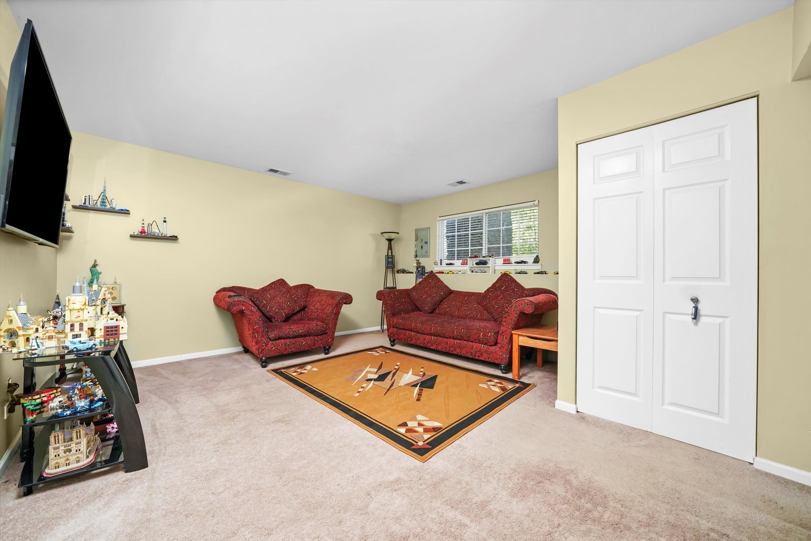 284 Holiday Lane Hainesville, IL 60073 - Photo 16 of 34 a living room with furniture