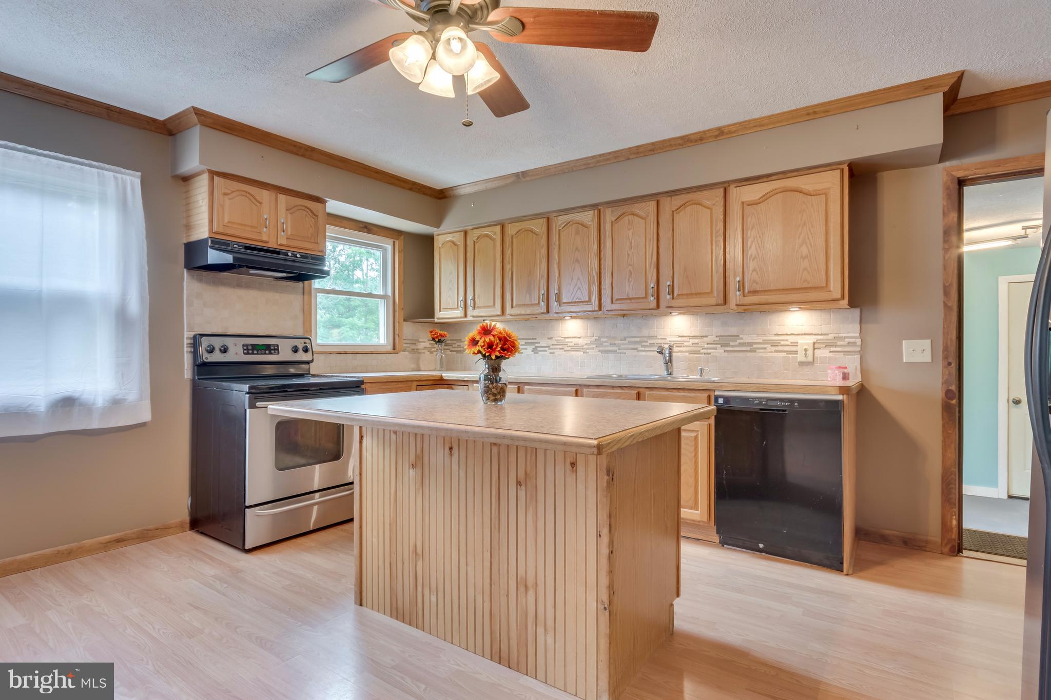 283 Earl Weber Road Berkeley Springs, WV 25411 - Photo 7 of 27 Kitchen