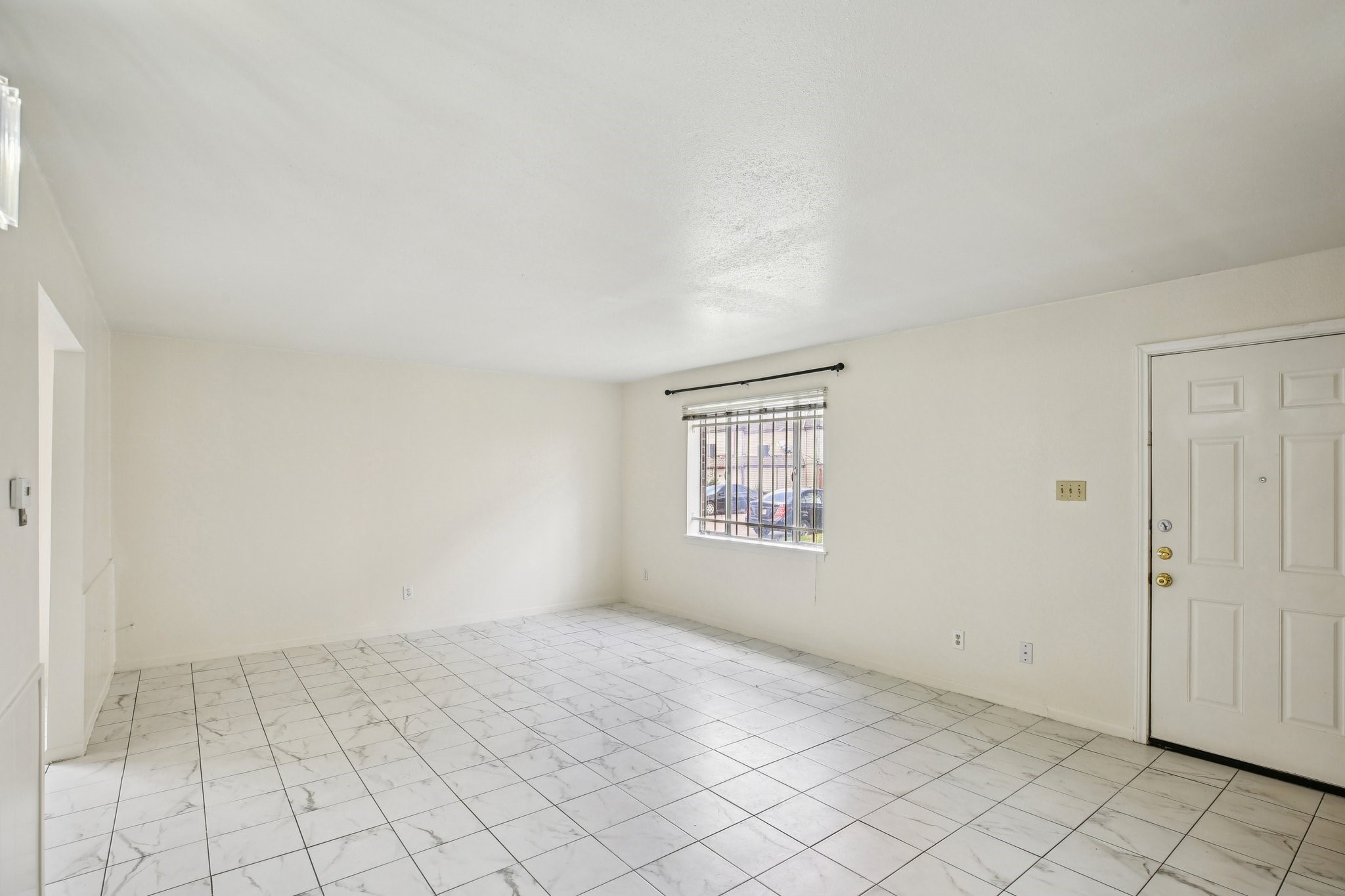 8379 La Roche Lane Houston, TX 77036 - Photo 7 of 28