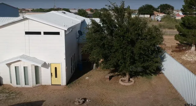 a view of a house with backyard