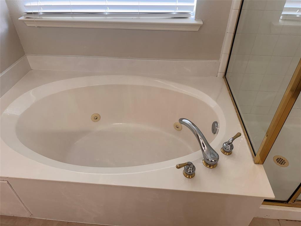 4214 Glistening Spring Rowlett, TX 75088 - Photo 29 of 32 Jetted tub - primary bedroom
