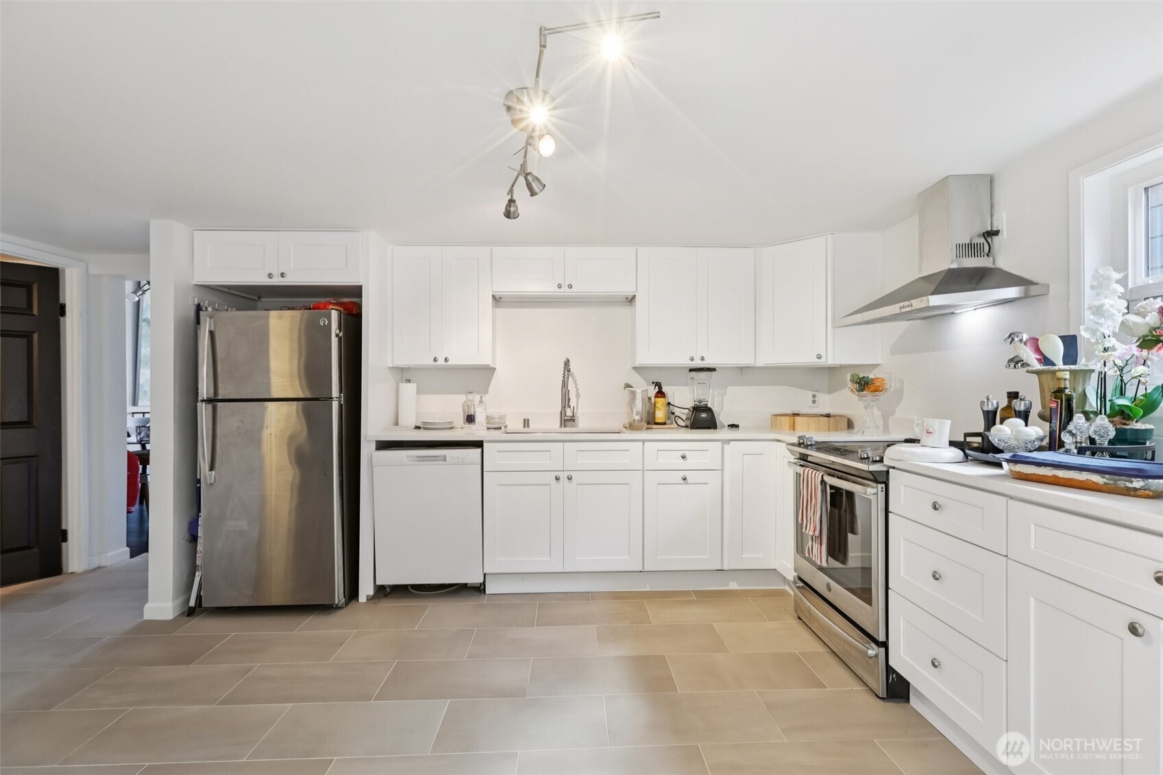 1113 33rd Avenue South Seattle, WA 98144 - Photo 12 of 28