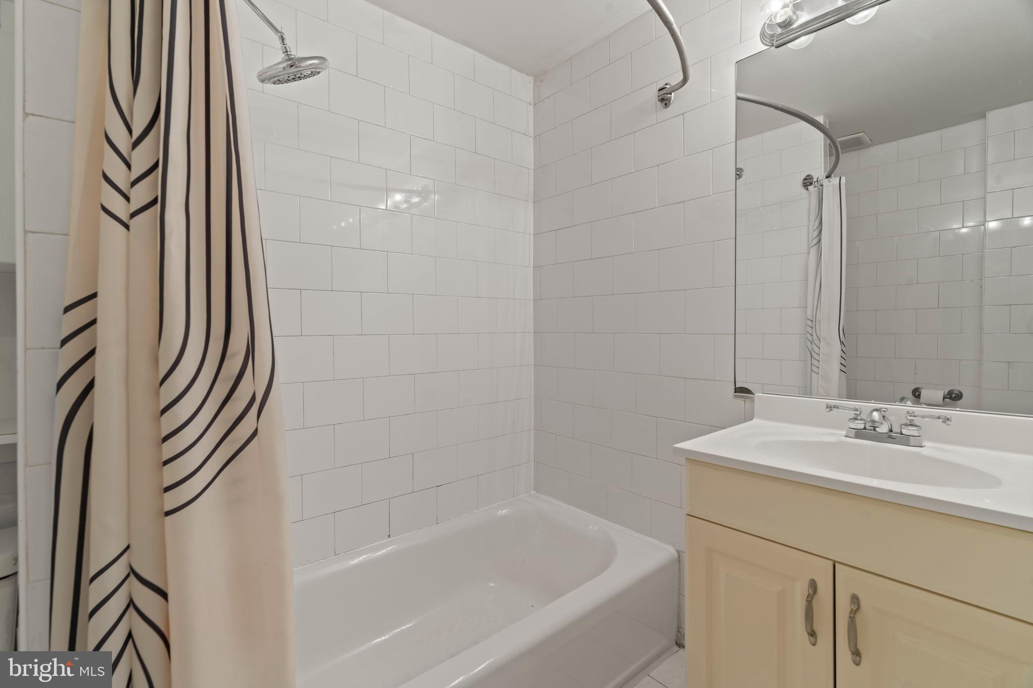 1828-00 Green Street, Unit 1R Philadelphia, PA 19130 - Photo 20 of 37 a bathroom with a bathtub and a sink