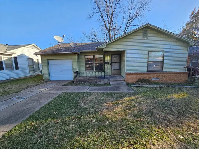 $1,200 | 2221 North Shannon Street, Sherman, TX 75092