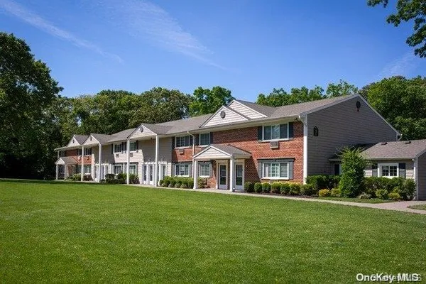 $2,915 | 1 Brookwood Drive, Unit 1304B, Coram, NY 11727