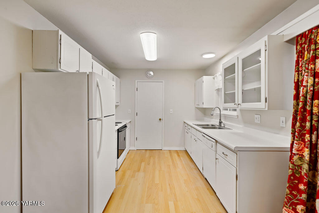 7610 Summitview Avenue, Unit 11 Yakima, WA 98908 - Photo 10 of 20 a spacious bathroom with a double vanity sink and mirror