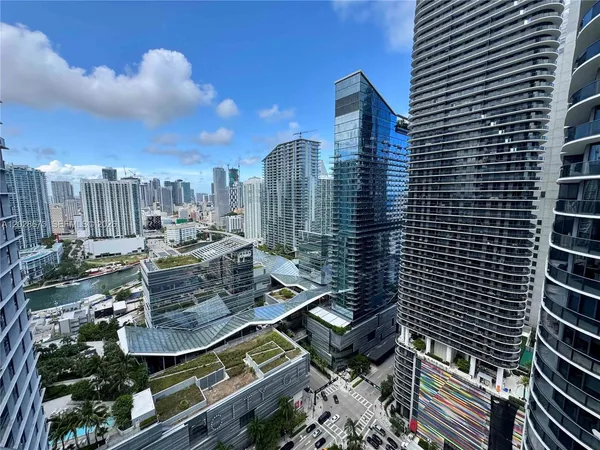 $5,350 | 55 Southwest 9th Street, Unit 3201, Miami, FL 33130
