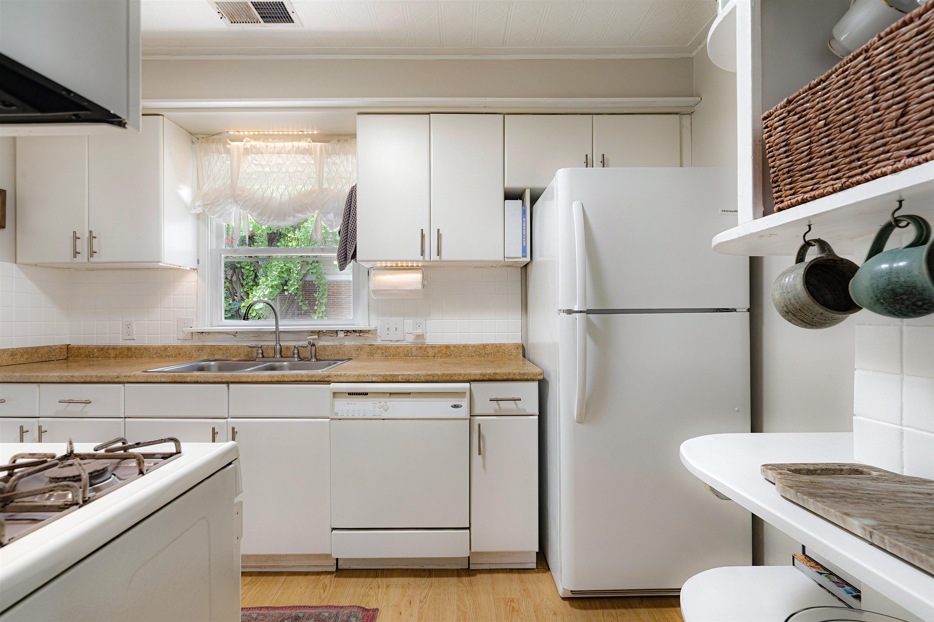 5019 Princeton Road Memphis, TN 38117 - Photo 8 of 25 a kitchen with a sink a refrigerator and a stove