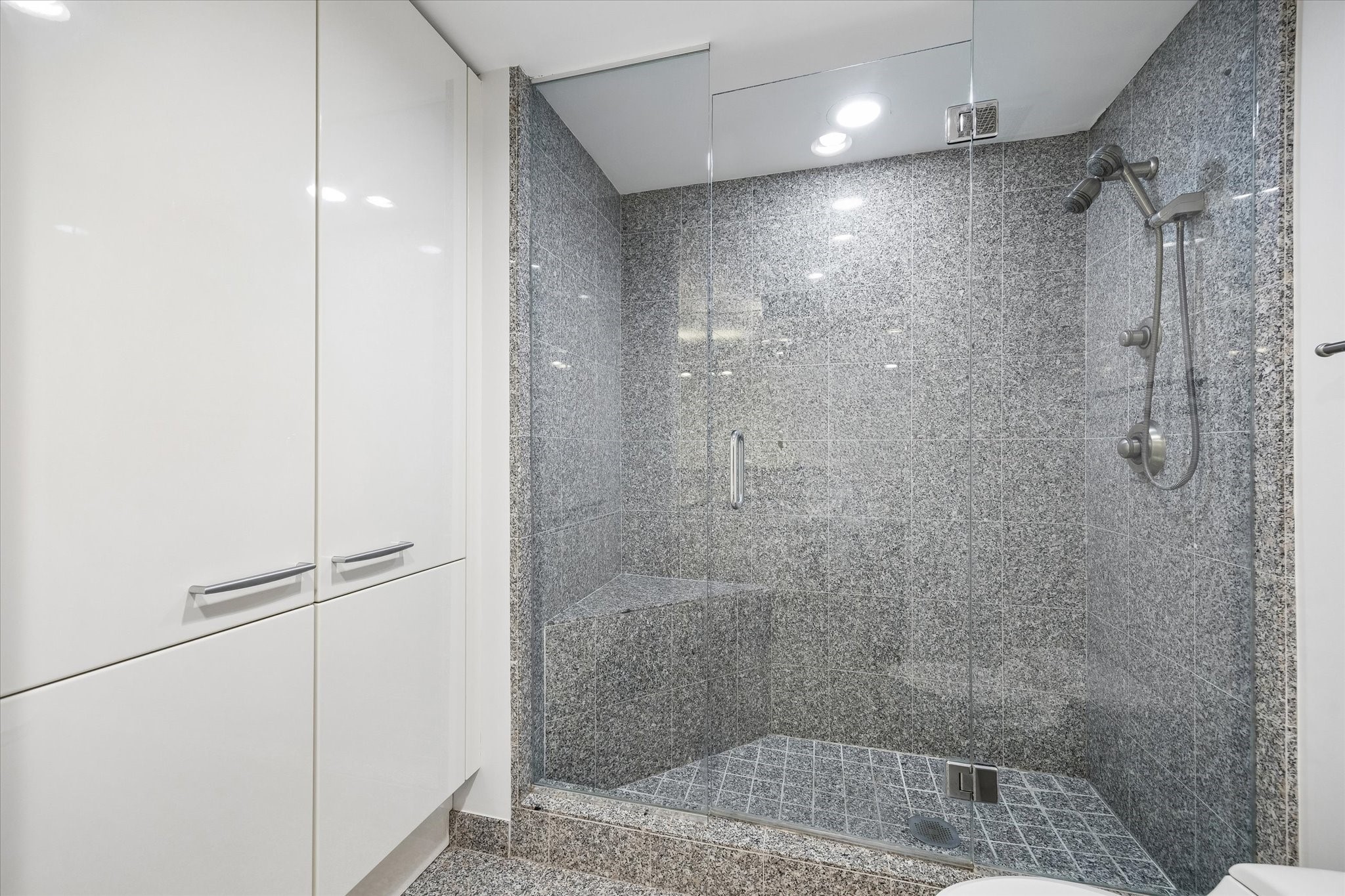 915 Franklin Street, Unit 9L Houston, TX 77002 - Photo 34 of 50 Spacious secondary bath complete with a sleek shower and a built-in linen closet for optimal functionality and storage.