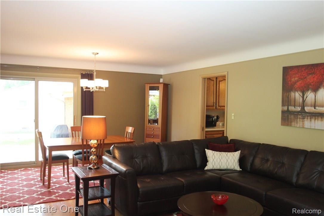 28388 Westerleigh Road Farmington, MI 48334 - Photo 5 of 41 IMG_9256.JPG