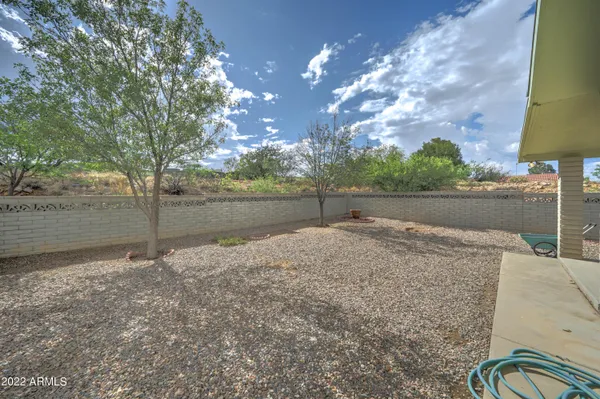 a view of a backyard