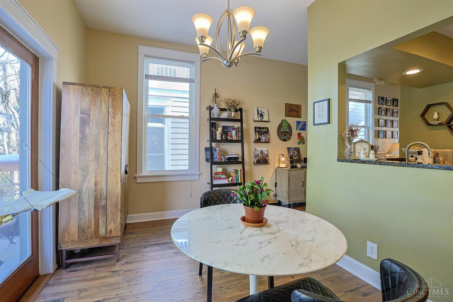 982 Hatch Street Cincinnati, OH 45202 - Photo 10 of 49