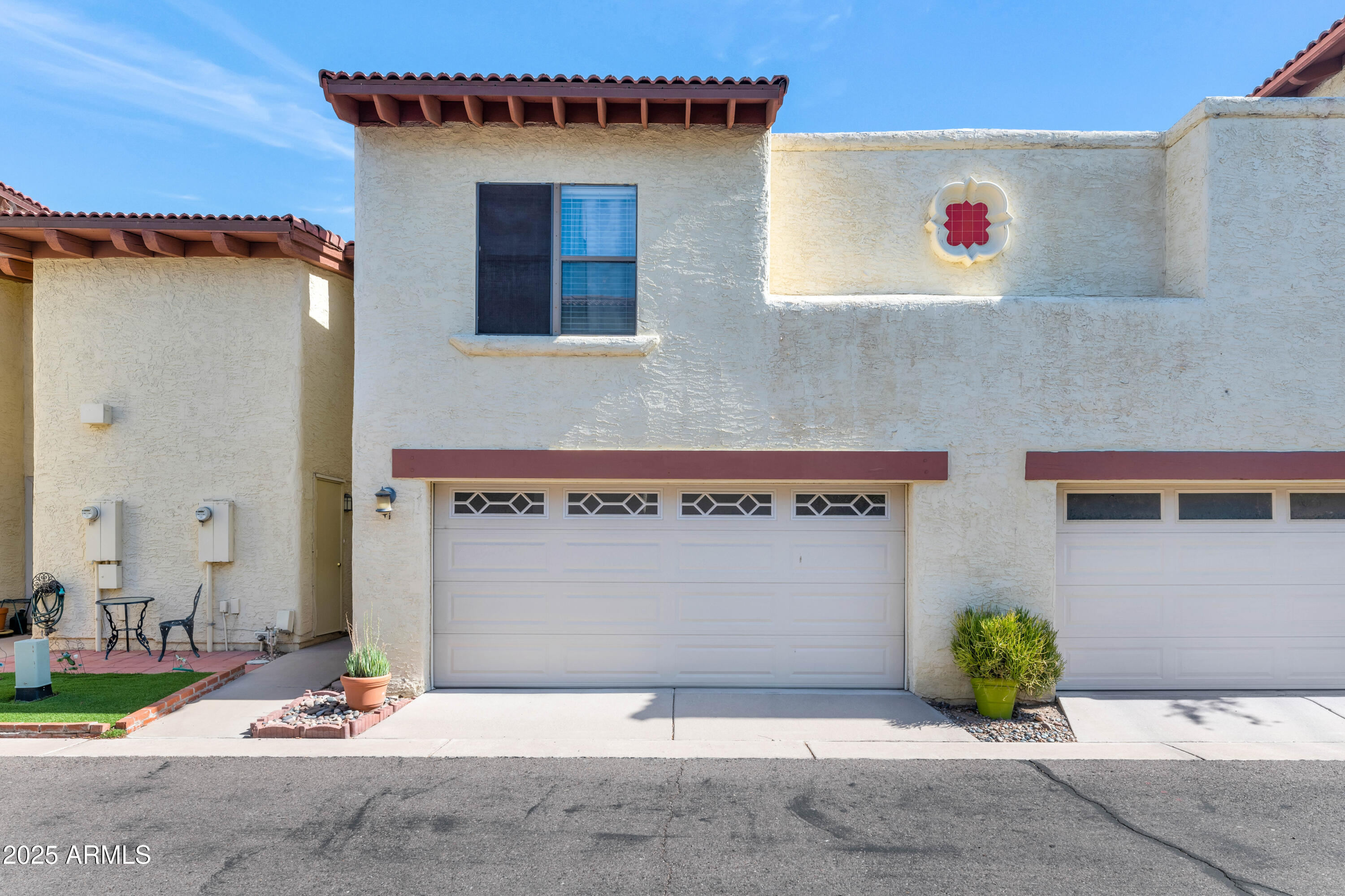 5726 North 10th Street, Unit 5 Phoenix, AZ 85014 - Photo 39 of 39 a street sign on a wall next to a building