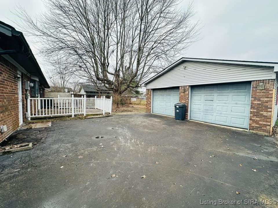 2321 Bishop Road Jeffersonville, IN 47130 - Photo 5 of 23