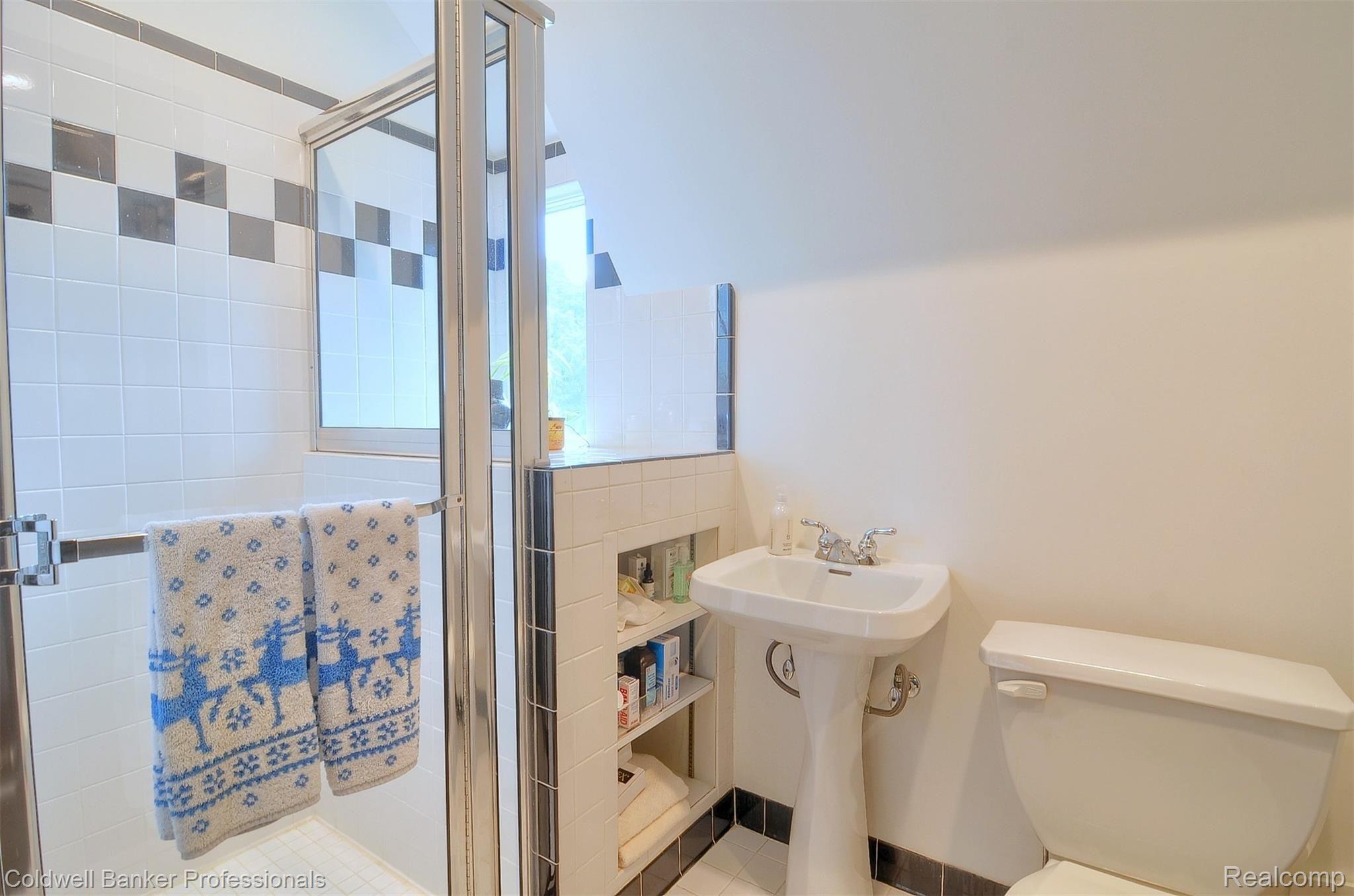 391 Cranbrook Road Bloomfield Hills, MI 48301 - Photo 25 of 35 25-2nd Floor Bathroom.jpg