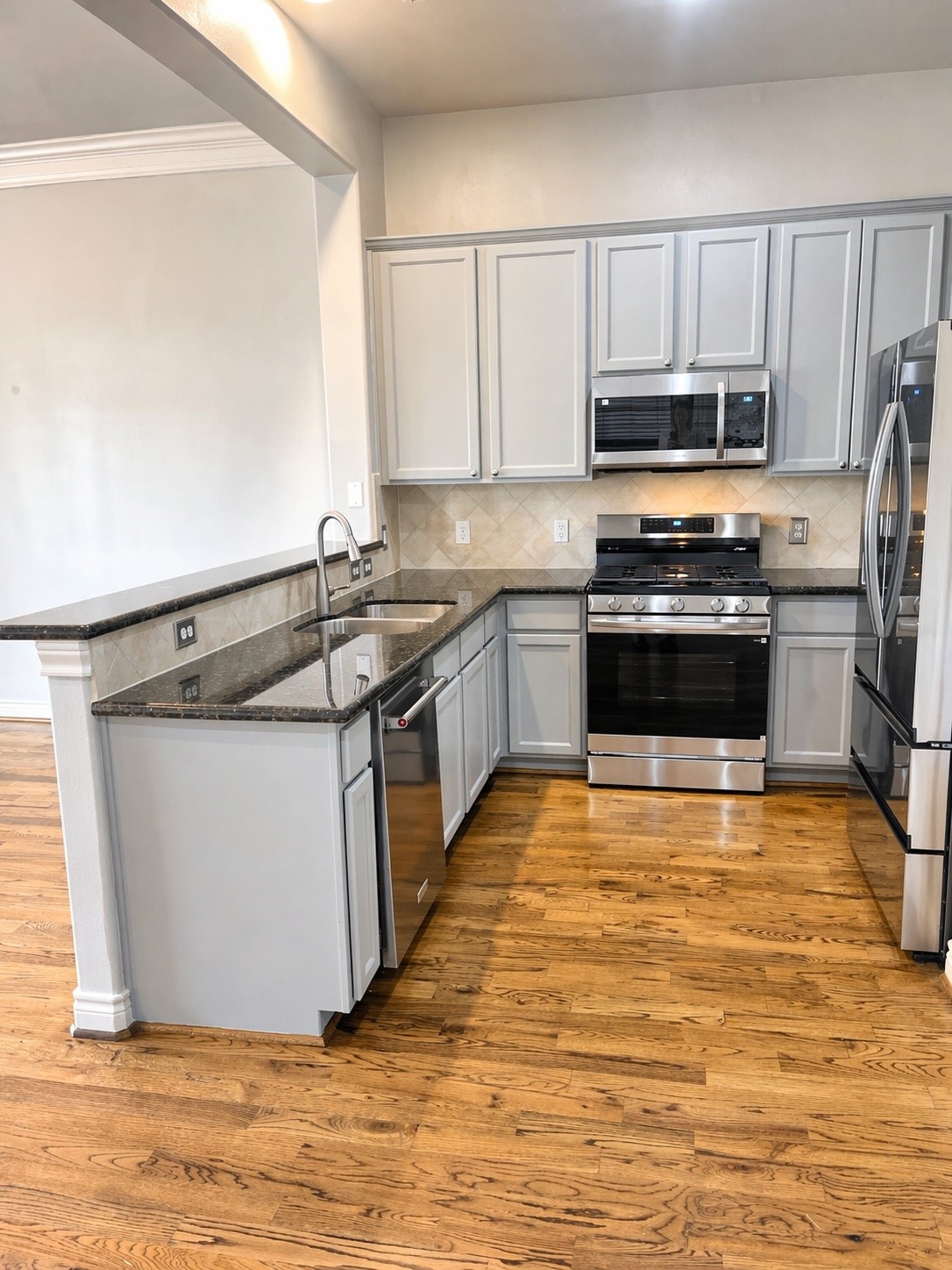 5719 Darling Street Houston, TX 77007 - Photo 16 of 33 New kitchen appliances