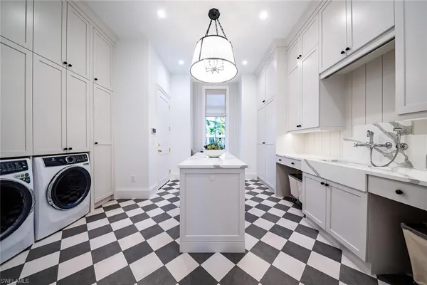 $18,900,000 | 190 7th Avenue North, Naples, FL 34102
