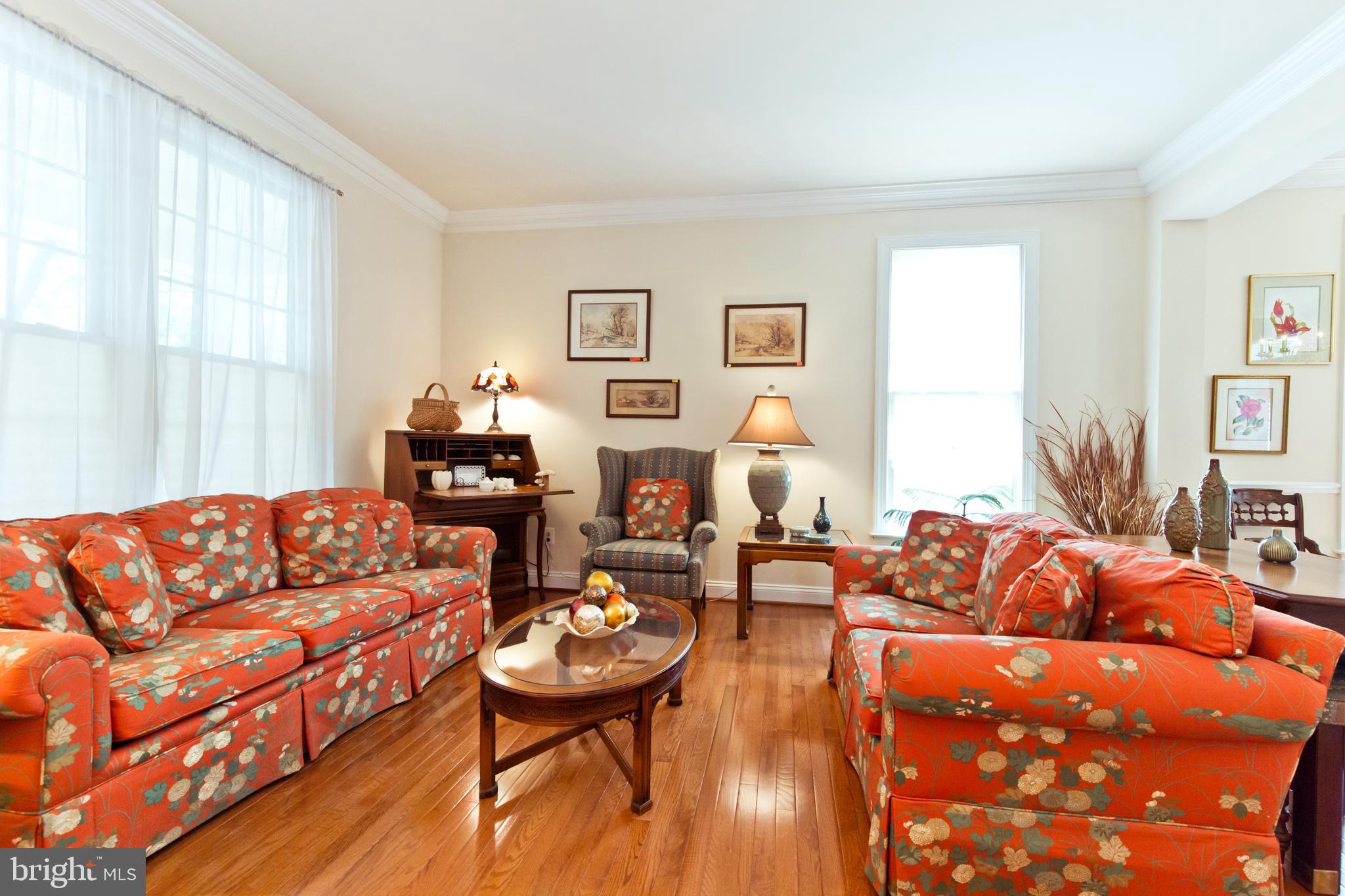 1314 South Glebe Road Arlington, VA 22204 - Photo 9 of 52 Living Room