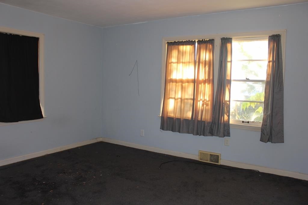316 West Perry Street Belvidere, IL 61008 - Photo 8 of 21 an empty room with a window