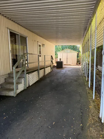 a view of a backyard