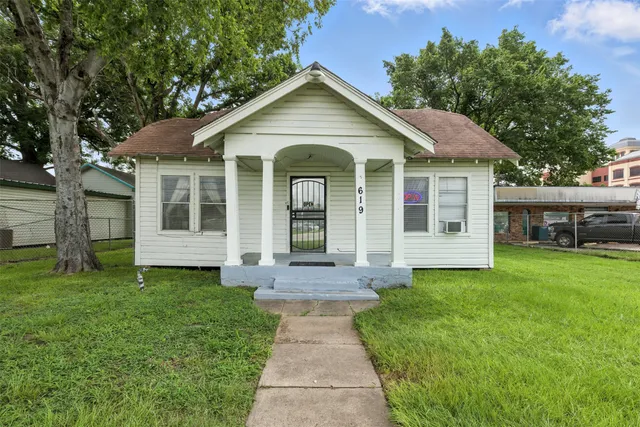 $240,000 | 619 10th Street, Hempstead, TX 77445