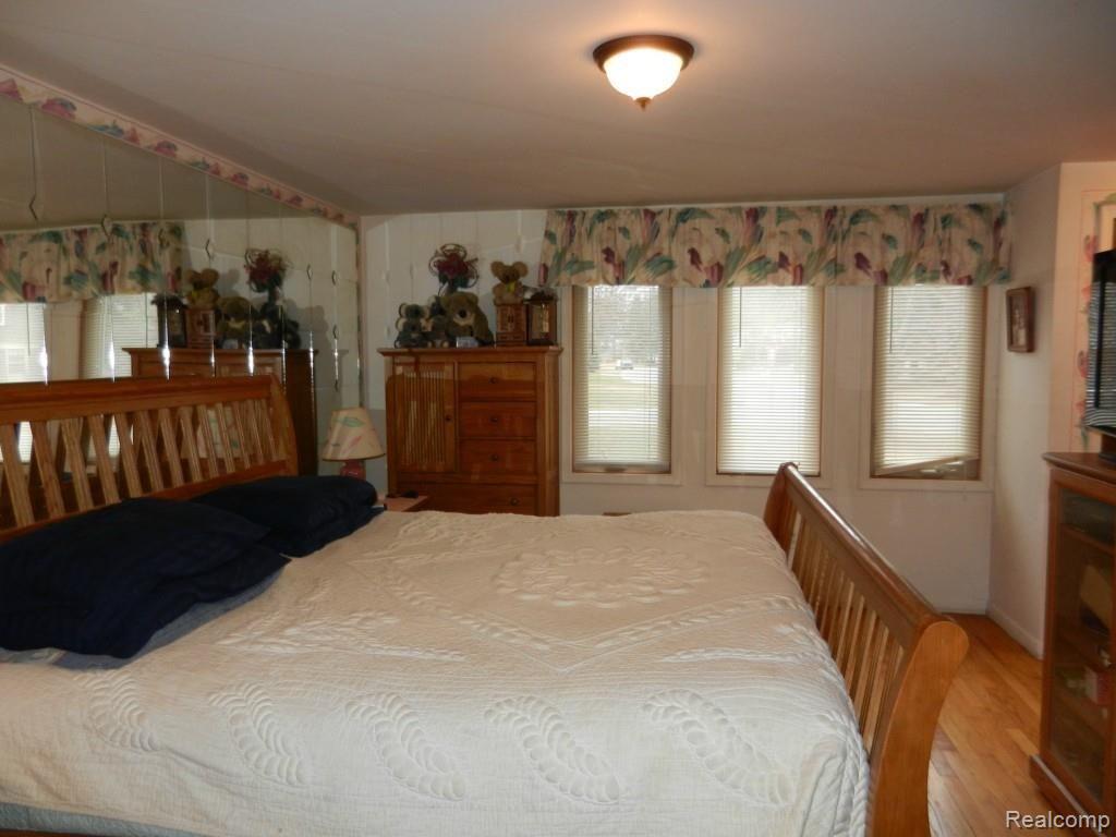 2452 Eaton Gate Road Lake Orion, MI 48360 - Photo 13 of 20 Master bedroom.jpg