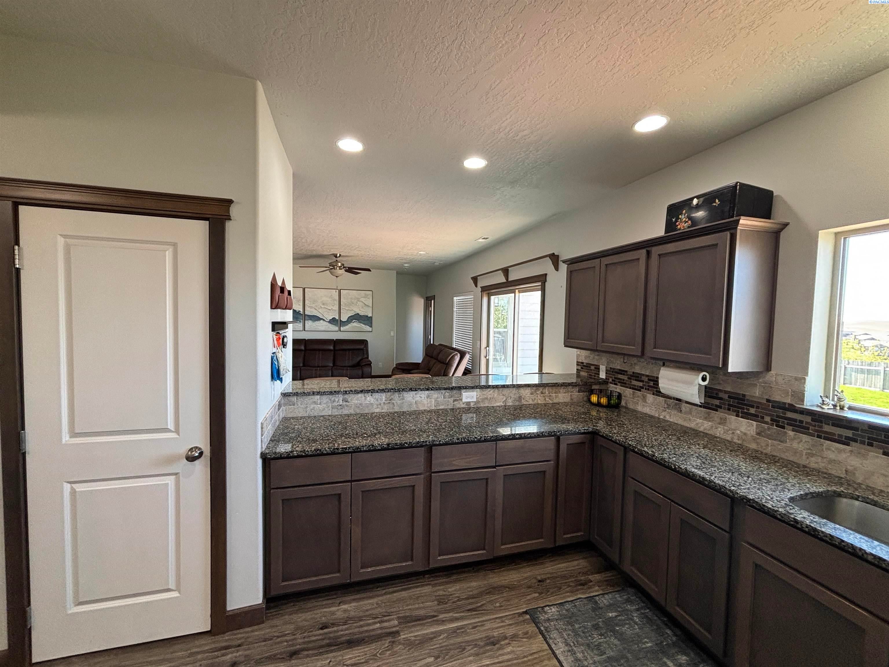 845 Southwest Windy Point Court Pullman, WA 99163 - Photo 7 of 30 Gallery Image 7