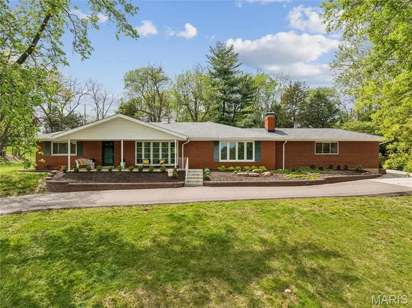 $525,000 | 9 Lochhaven Lane, Ballwin, MO 63021