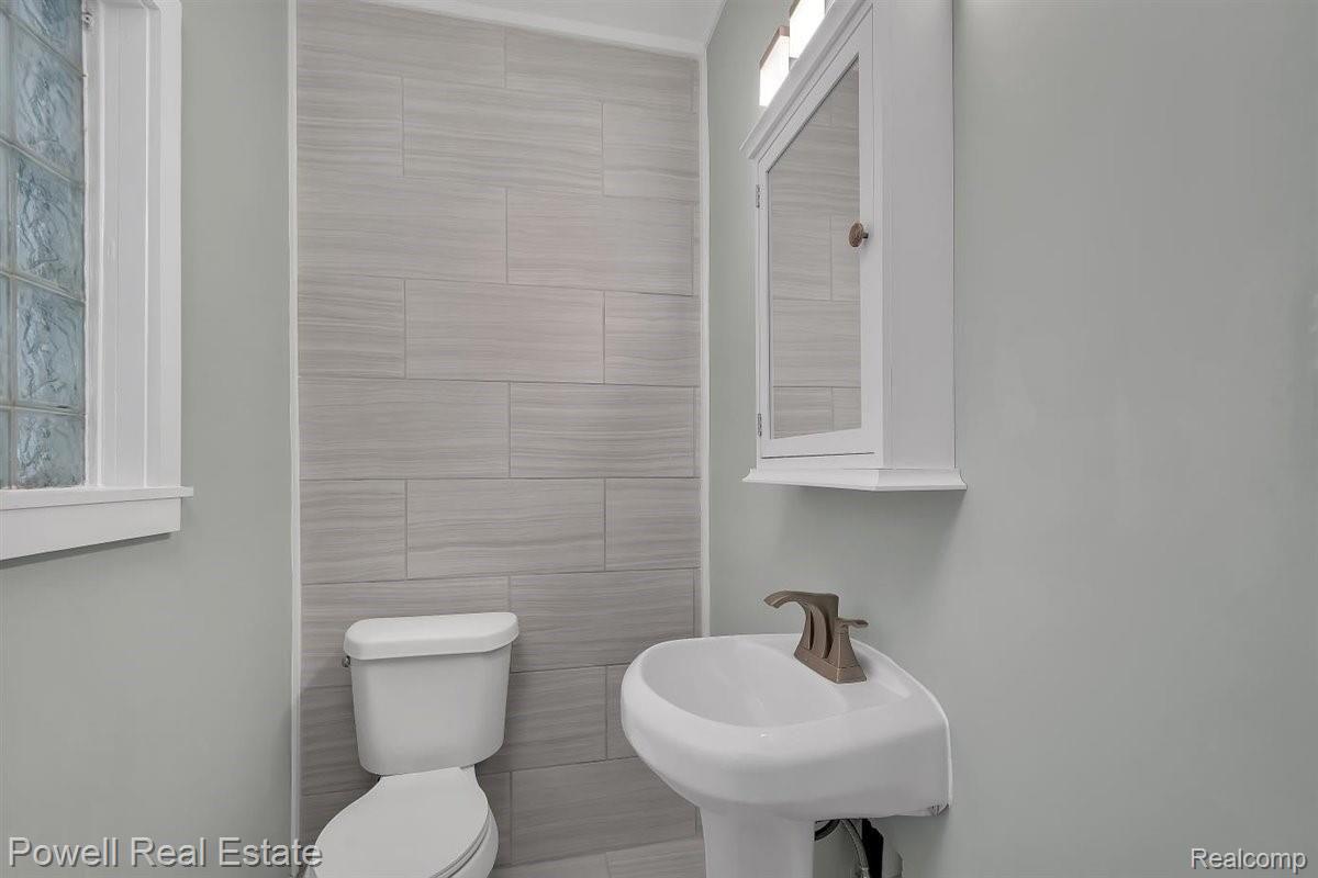 221 Chippewa Road Pontiac, MI 48341 - Photo 19 of 27 19-DSC_2730.jpg