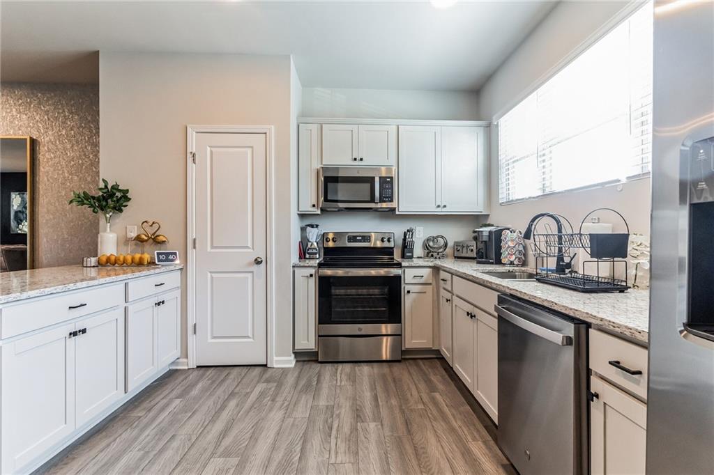 3123 Meadowstone Lane Southwest Atlanta, GA 30331 - Photo 7 of 18