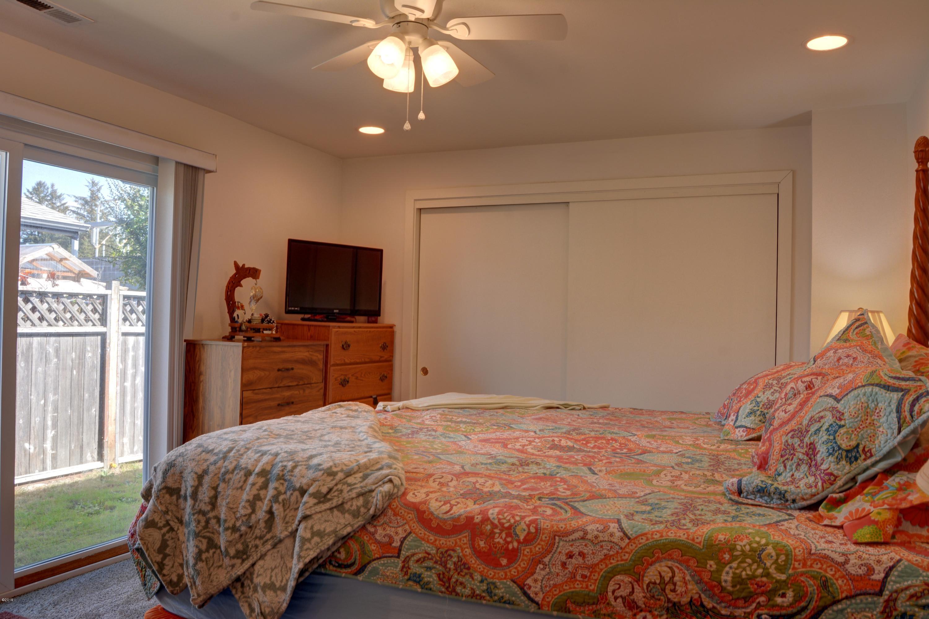 707 Northeast 7th Street Newport, OR 97365 - Photo 14 of 19 Master bedroom