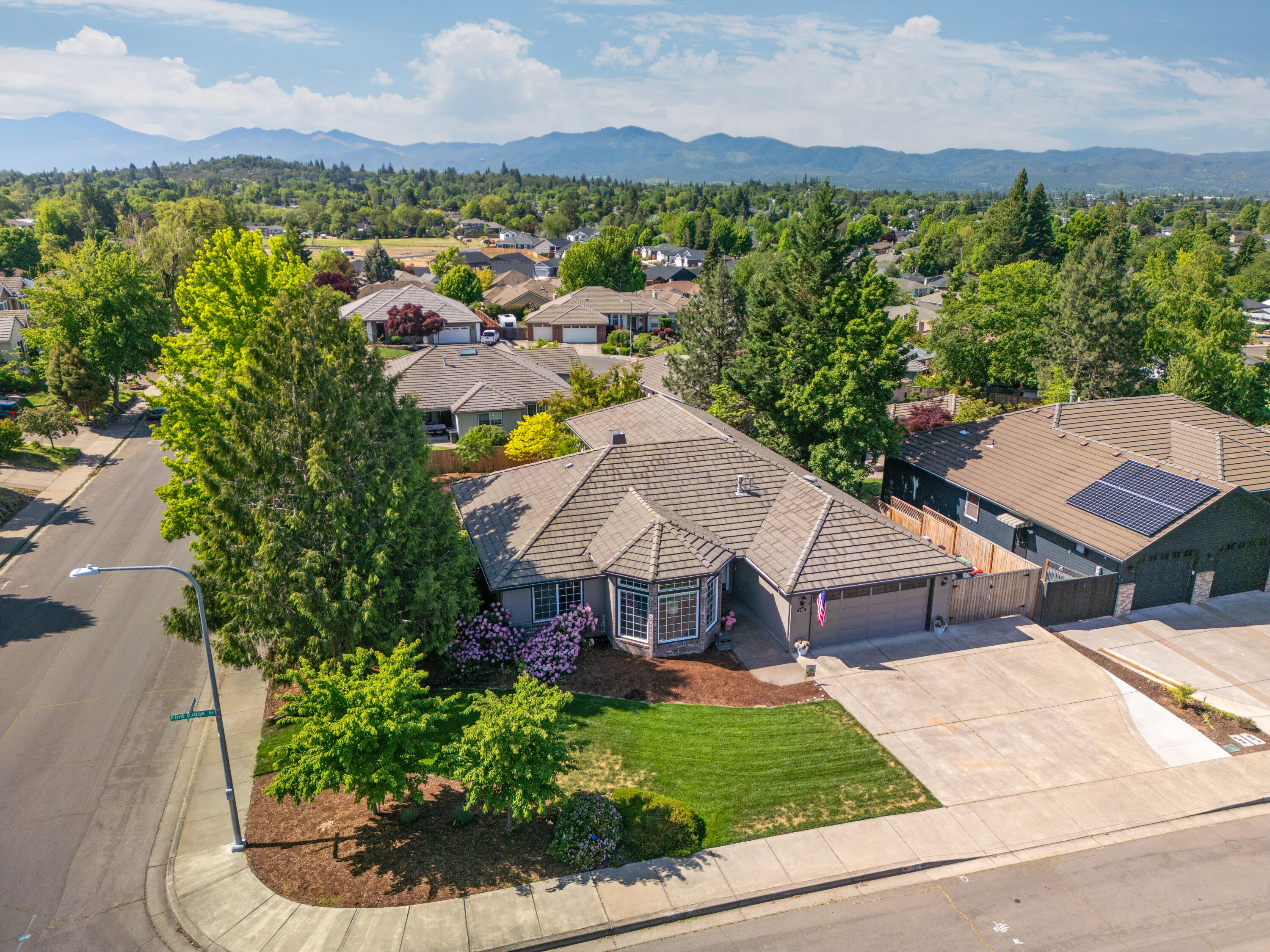 2928 Flint Ridge Avenue Medford, OR 97504 - Photo 29 of 33