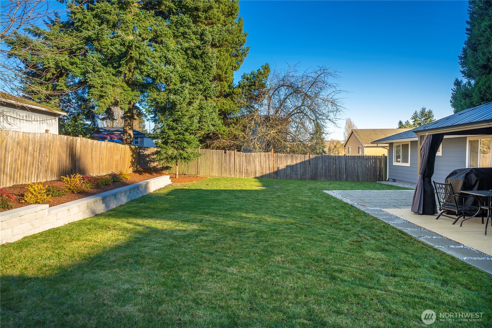 622 South 150th Street Burien, WA 98148 - Photo 23 of 25 a view of a backyard with a garden and tree