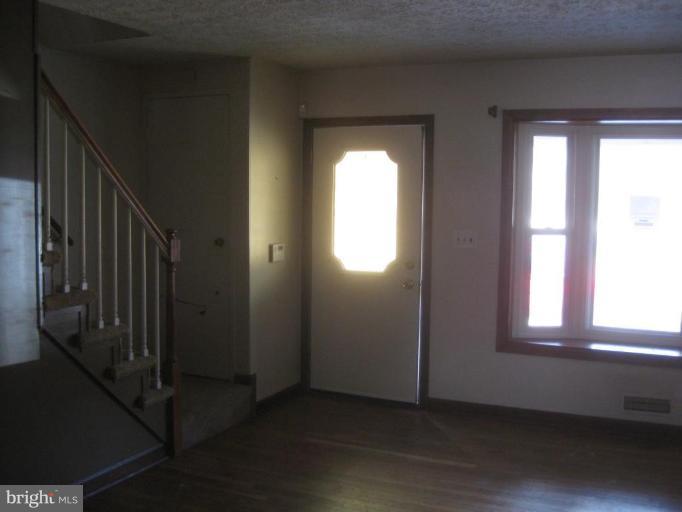 3117 Vulcan Road Dundalk, MD 21222 - Photo 5 of 17 Living Room