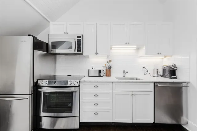 $3,250 | 8 Brenton Road, Unit 3, Newport, RI 02840